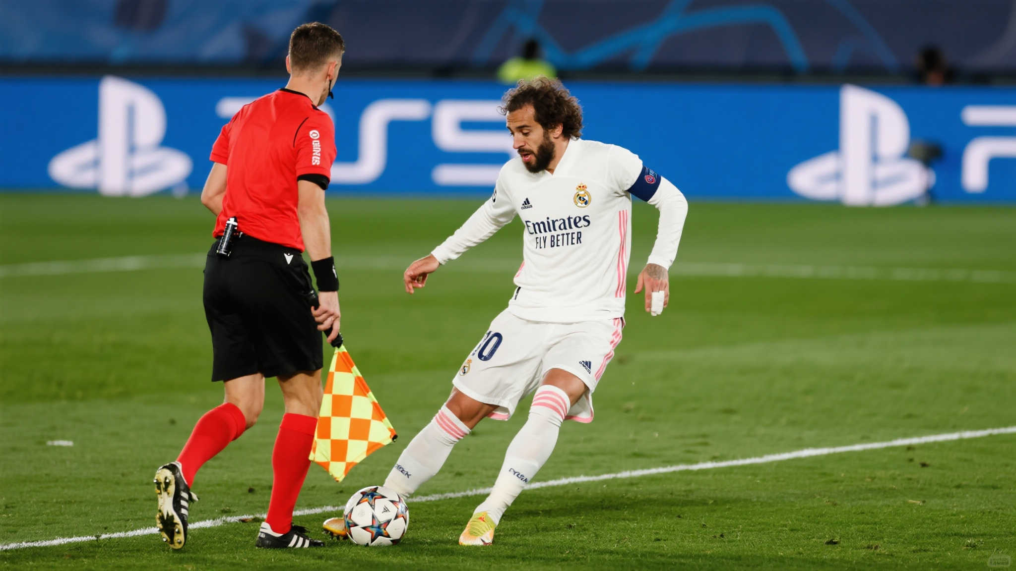 皇马自2021年初首次在开场10分钟内遭遇红牌罚下 引言:意外成为焦点,皇马再现红牌尴尬局面!
在世