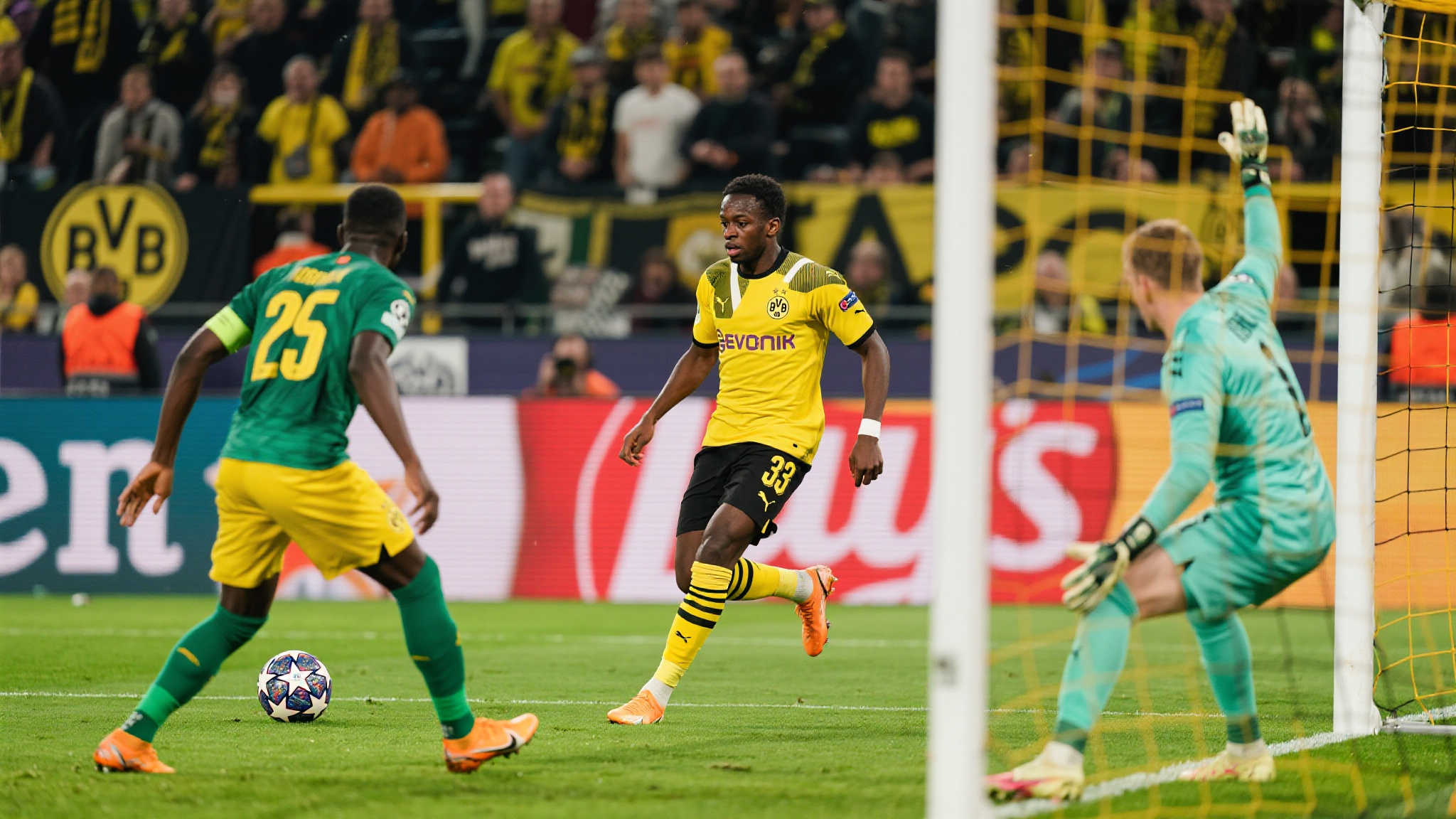 世俱杯激战之夜!多特蒙德4-3力克非洲冠军 上演惊心动魄对决 然而,非洲冠军并未因此放弃。他们在第70分钟和第7