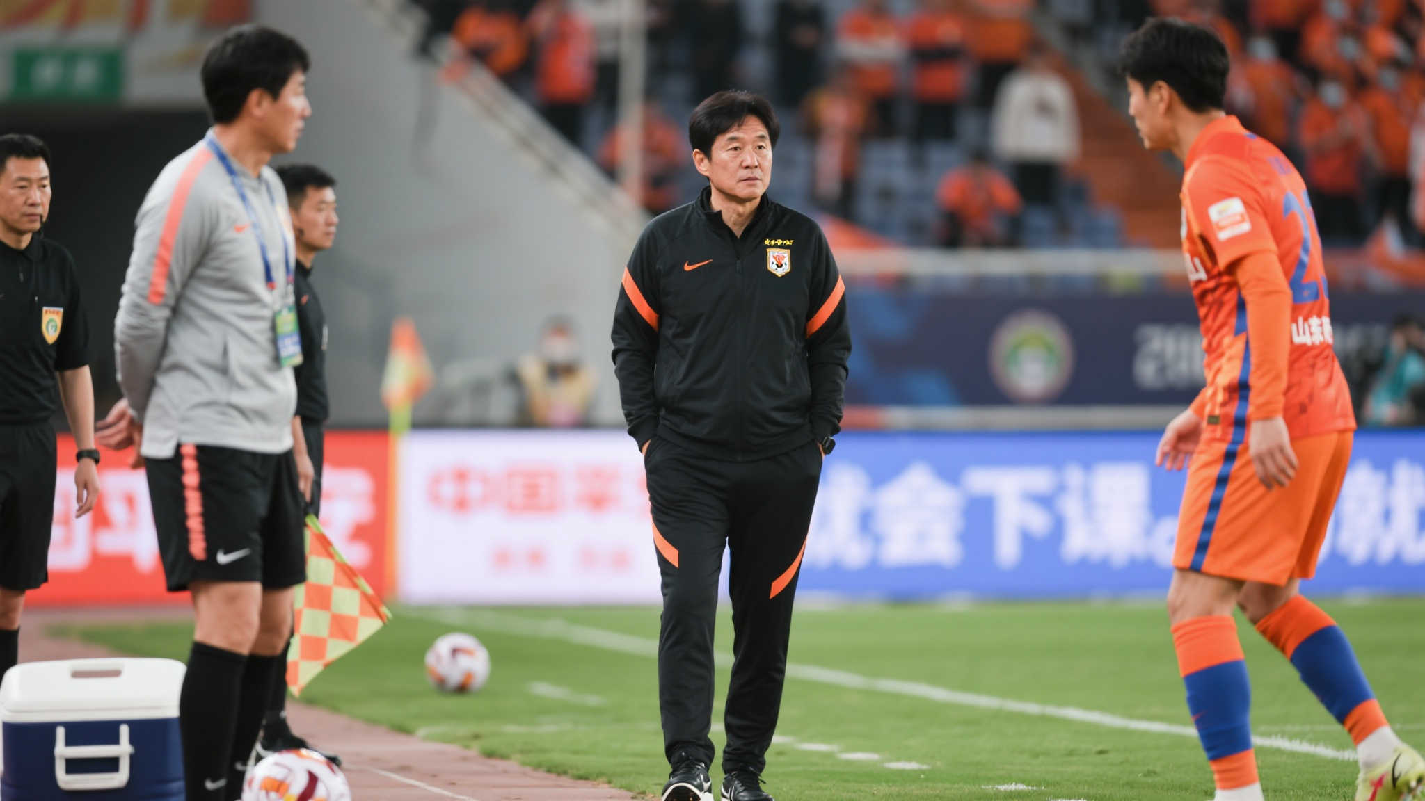 媒体人:崔康熙暂不下课,关键看今日是否有新消息 引言:崔康熙下课传闻引发热议 真相究竟如何
最近